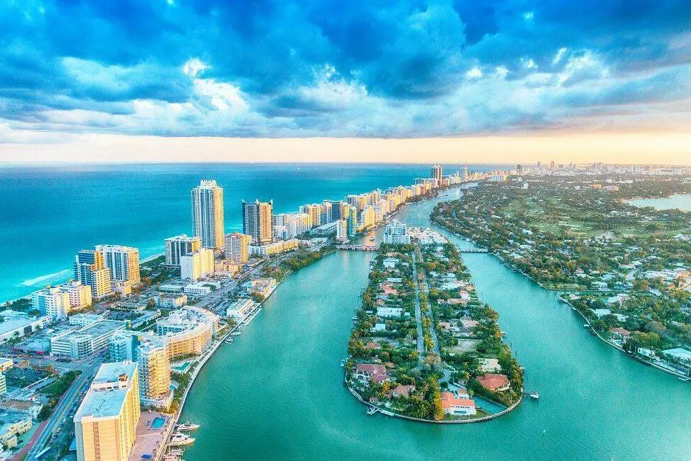 Vista aérea do litoral e dos edifícios de Miami, um dos mercados internacionais procurados por investidores brasileiros