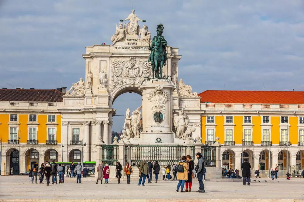 Praça do Comércio em Lisboa com o Arco da Rua Augusta, representando qualidade de vida e oportunidades em Portugal