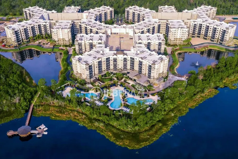 Vista aérea de um condomínio resort com lagos e piscinas em Orlando
