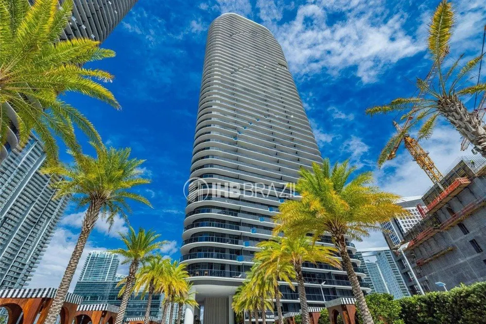 Torre residencial em construção entre palmeiras em Brickell, Miami