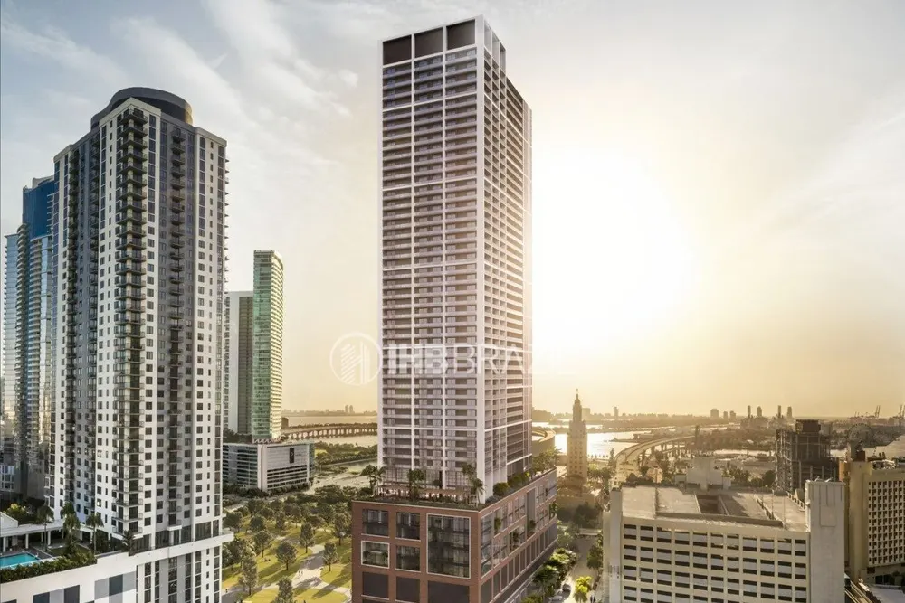 Torres residenciais de Miami ao entardecer
