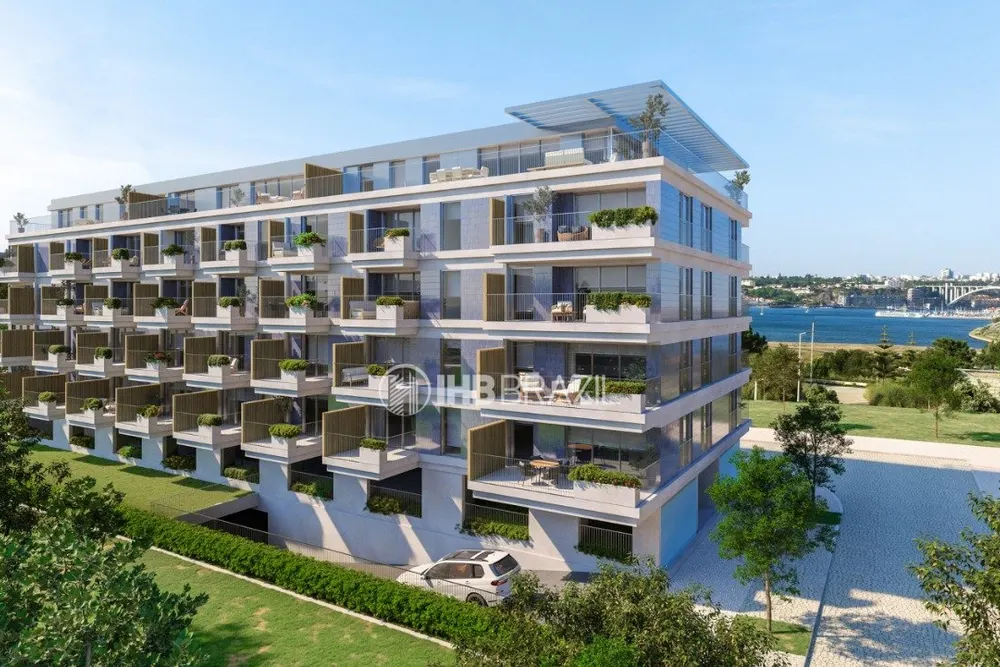 Edifício residencial novo à beira-mar em Portugal