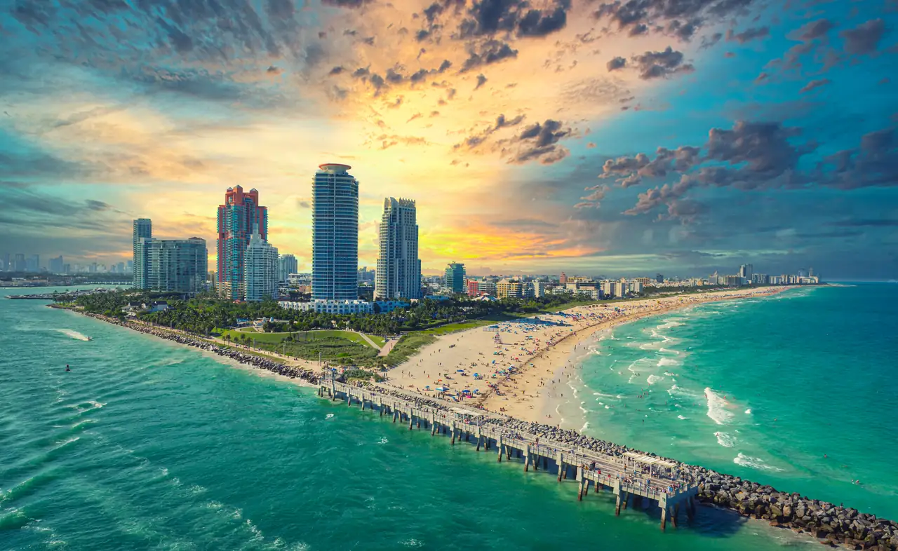 South Pointe, em Miami Beach, com torres residenciais, praia e píer ao pôr do sol