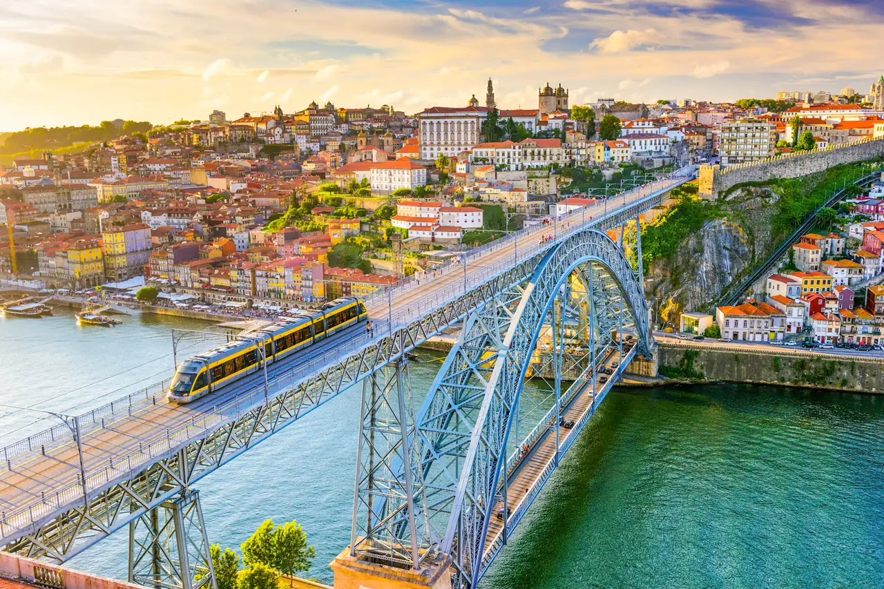 Ponte Dom Luís I sobre o rio Douro, com o metrô e o centro histórico do Porto ao fundo
